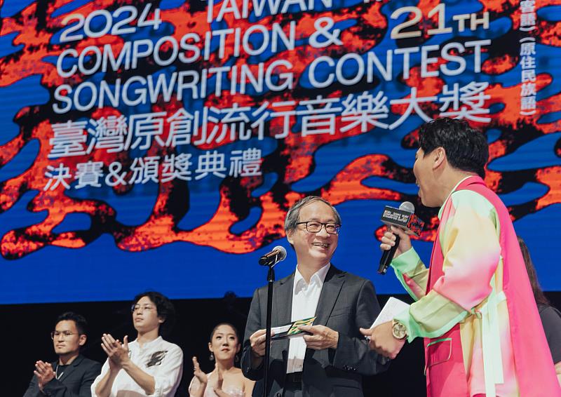 文化部長李遠(右2)揭曉台語組現場表演獎。