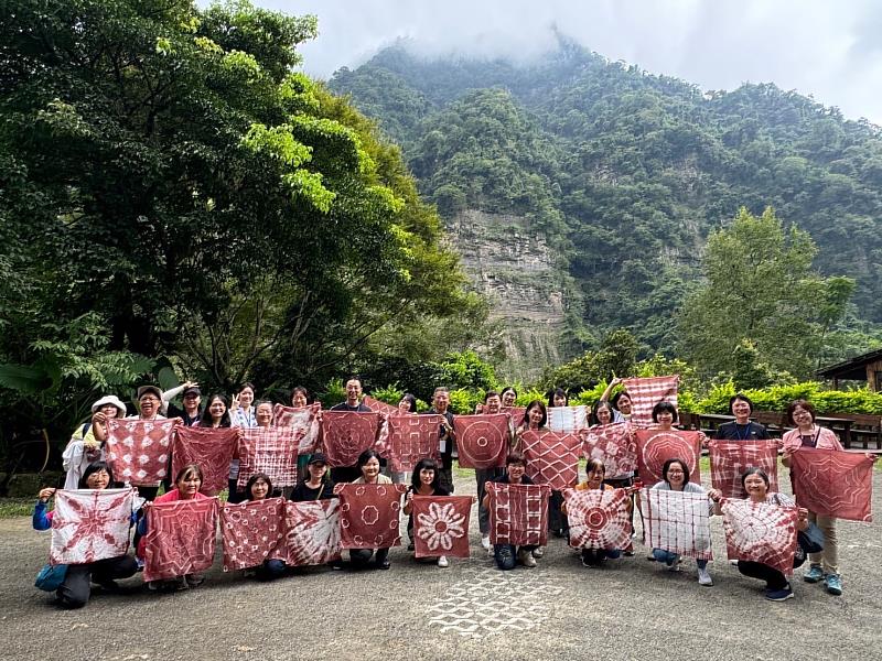 景文科大全民原教於石壁染織工坊體驗製作獨一無二的薯榔染