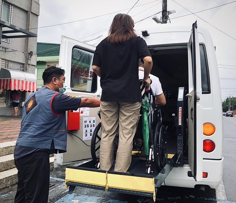 春日幸福巴士_司機與族語翻譯協助乘客_車內殘障輔助