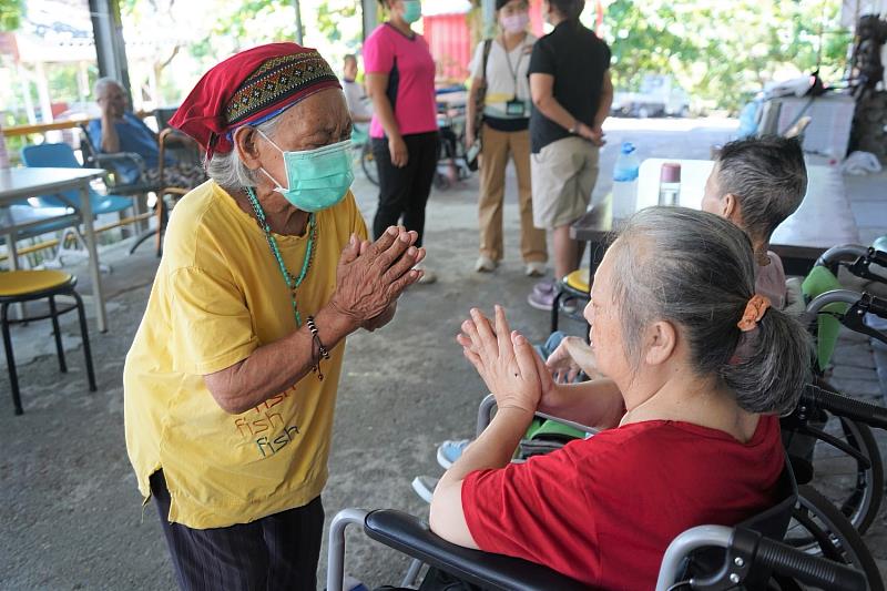 80歲有思覺失調症的杜奶奶以族語帶領住民禱告