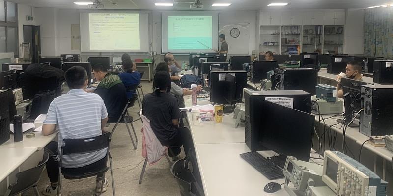 圖說:半導體電子學基礎班的教學現場。(圖/中信科技大學提供)
