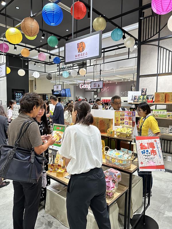 東京新宿丸井百貨臺灣好食品快閃吸引大批買主與消費者造訪。(貿協提供)