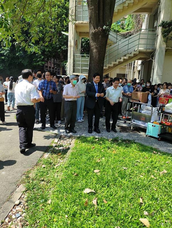 洪明奇校長在英才校區和風廣場主持「動物慰靈祭」。