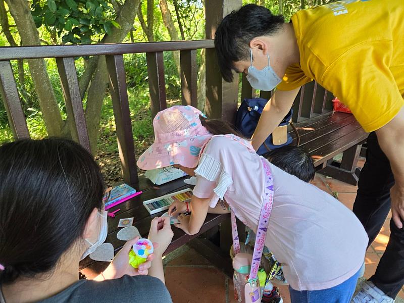 家長在「風箏彩繪」的過程中，觀察孩子們的創意與專注力。