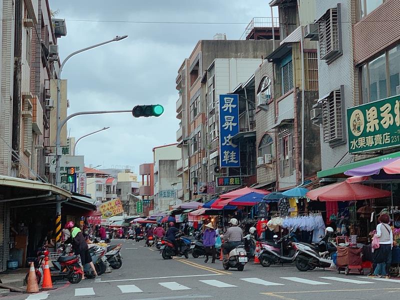 信義房屋永康國小店陳妍妍表示，雖然永康至南科通勤約需半小時車程，但相比善化、新市而言生活機能更加完善，圖為永康早市。