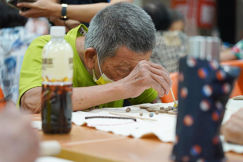 當天課程已結束，長者仍有耐心且專注地繼續創作。