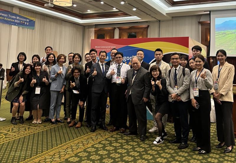 拉丁美洲拓銷團全體團員在厄貿洽