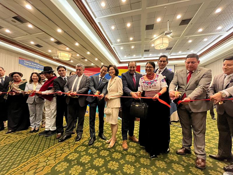 廖鴻達代表偕國會議員、台灣商會黃文宏會長等政商界貴賓為活動開幕剪綵