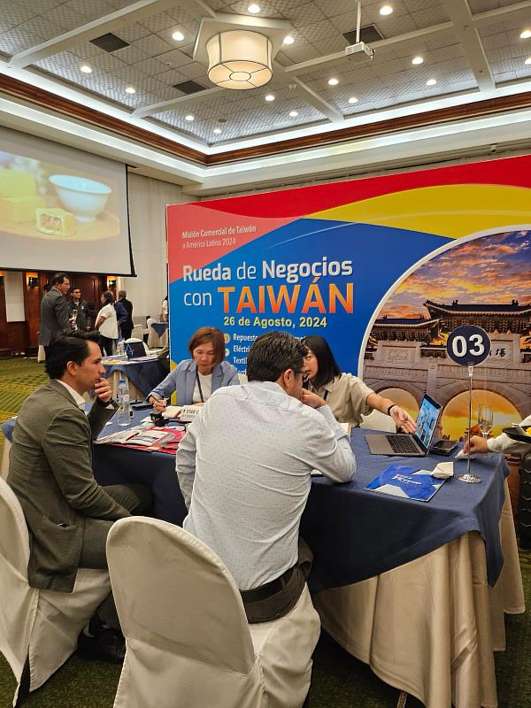 拉丁美洲拓銷團與厄瓜多廠商進行貿易洽談