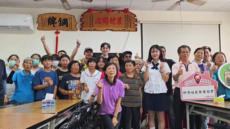 李多慧至四芳社區遊賞生態池及澳洲茶樹與居民合影。圖/頂新和德文教基金會提供jpeg