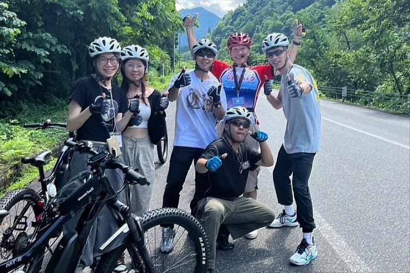 圖／學生們在立山黑部E-bike 租借服務實習，了解旅遊路線與租借細節。