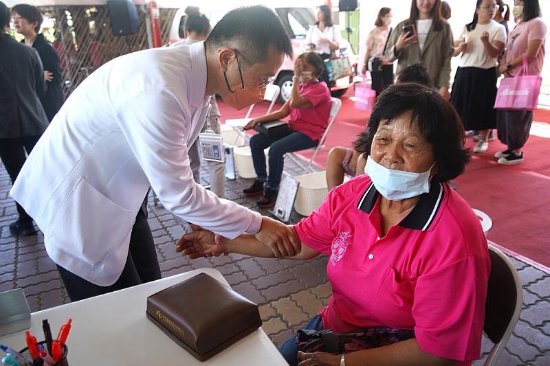 行動中醫照護車進入村里，提供民眾中醫理療服務_0