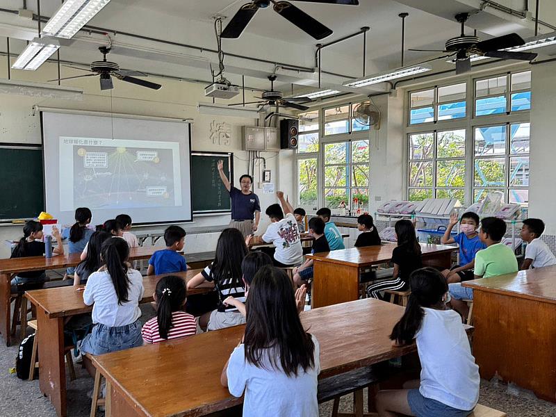 大葉大學環工系、消防學程周中祺主任協助大莊國小辦理科學營