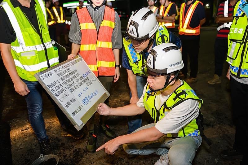 邱臣遠代理市長深夜視察西大路地下道路面刨鋪工程，確保市民享有安全便捷用路環境。