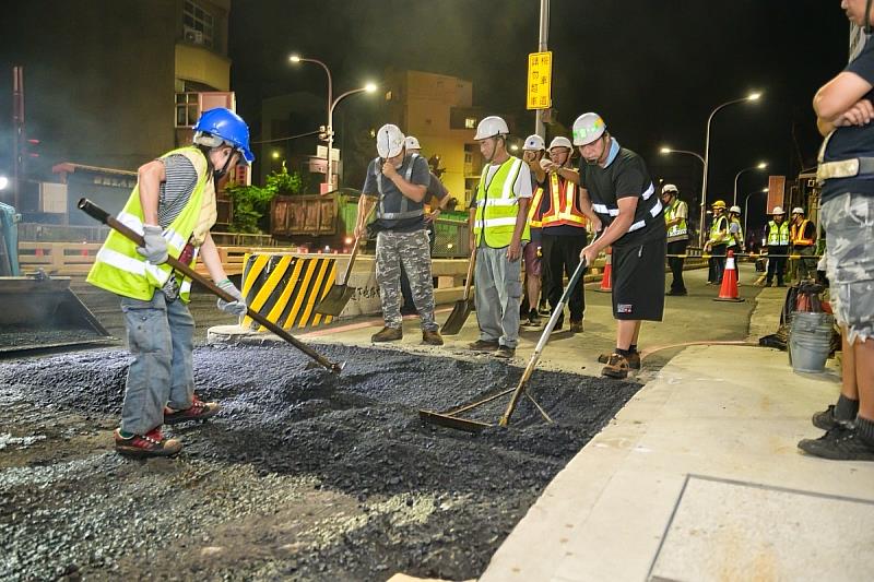 邱臣遠代理市長深夜視察西大路地下道路面刨鋪工程，確保市民享有安全便捷用路環境。