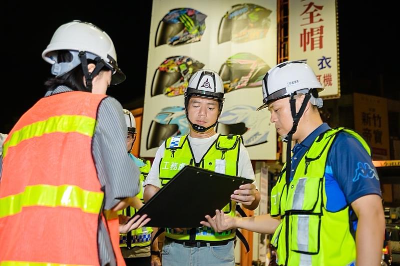 邱臣遠代理市長深夜視察西大路地下道路面刨鋪工程，確保市民享有安全便捷用路環境。