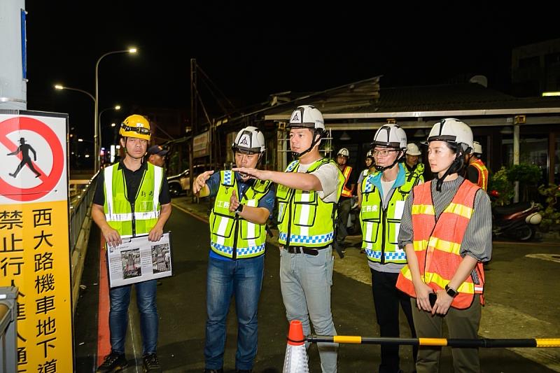 邱臣遠代理市長深夜視察西大路地下道路面刨鋪工程，確保市民享有安全便捷用路環境。