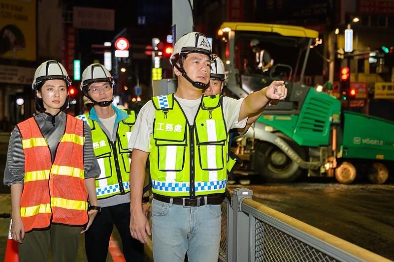 邱臣遠代理市長深夜視察西大路地下道路面刨鋪工程，確保市民享有安全便捷用路環境。