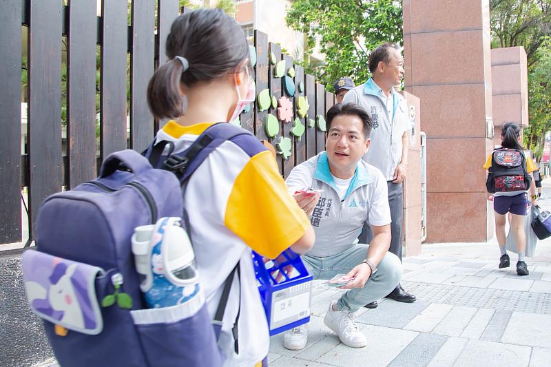 竹市警察局啟動護童勤務 邱臣遠代理市長赴西門國小關心學童安全。