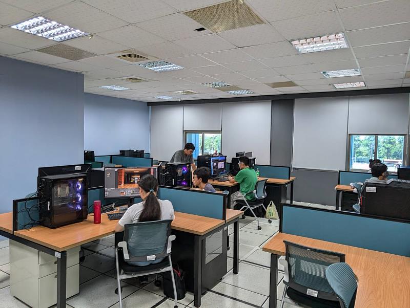 長榮大學資訊暨設計學院成立AI PC教室,供學生發展動態捕捉等應用(圖/臺南市經濟發展局 提供)