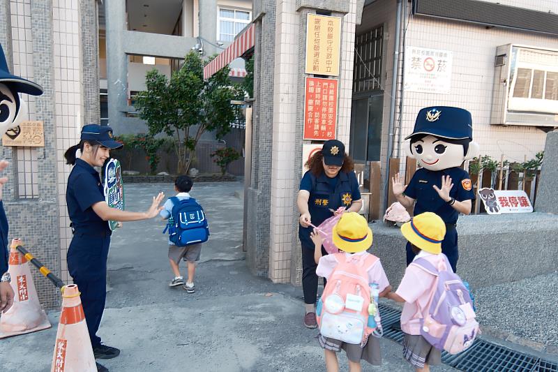 開學了 「護童勤務」啟動 臺東警局波麗士吼哩揪安心 保護學童安全