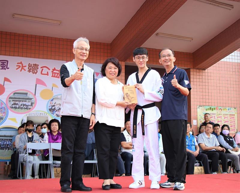 蕭翔文回民生國中與市長合照(資料照)