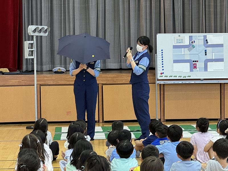 東京編列安全手冊提供學校參考，地方警察局定期派員到校進行交通安全宣導，輔以內輪差及視野用教具說明。