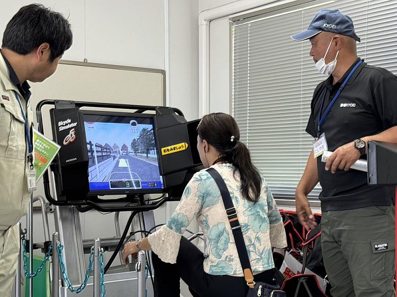 東部交通公園播放交通安全教育相關影片，配合互動模擬在真實情境中騎乘，體驗者依螢幕畫面情境控制方向及速度，途中將有各種突發狀況，工作人員會從旁提醒如何因應。