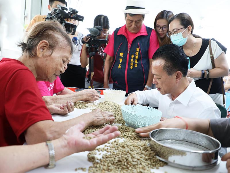 後潭社區咖啡飄香！翁縣長與長輩一同烘豆、煮咖啡