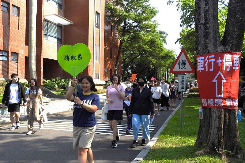 南大引領新生家長於校園參觀