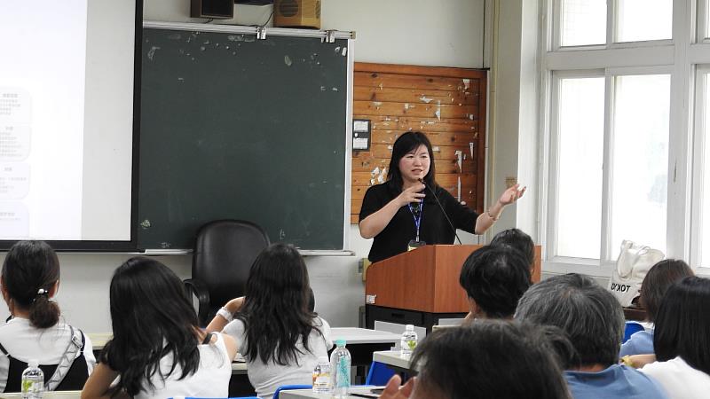 南大視設系李香蓮主任介紹系所特色給新生與學生家長