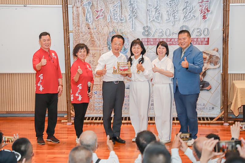 「113年百工風華 諸羅獻藝」特展開幕，嘉義縣長翁章梁親臨欣賞-2