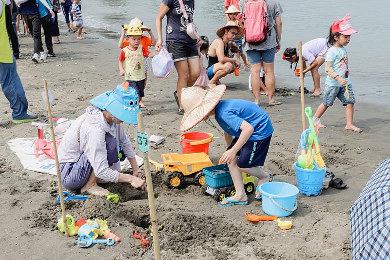 布袋沙灘創意競賽開幕，青少年享受堆沙雕樂趣-4