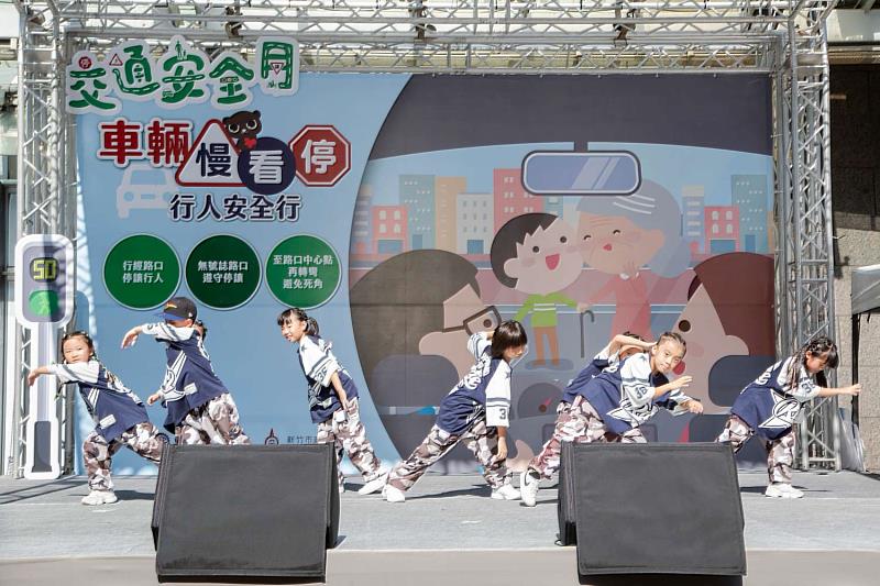 今日活動熱舞開場表演,民眾參與活動踴躍
