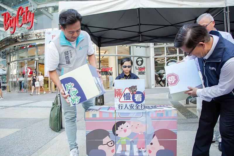 代理市長邱臣遠與道安司長黃運貴和小朋友同共完全闖關拼圖遊戲