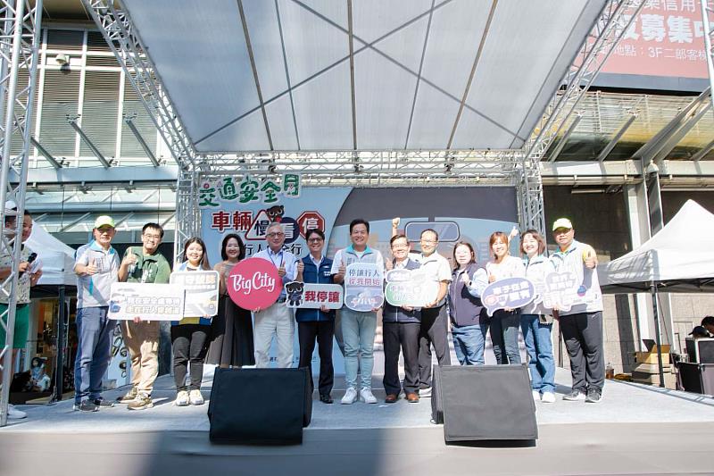 竹市交安月親子闖關熱鬧登場!代理市長邱臣遠與貴賓共合影