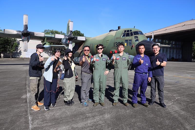 圖2-《隔壁住了誰》來到空軍屏東基地，專訪阿美族上尉王鐙涓，分享她的軍旅生涯與部落間的聯繫。