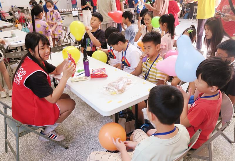 花蓮在地高中學生及東華大學學生擔任關主 帶領親子學員體驗有趣的科學。