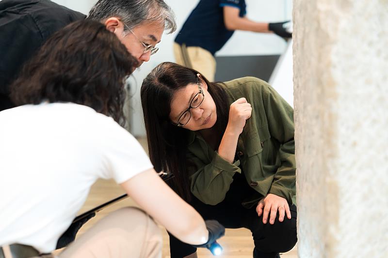 國美館與東藝大大學美術館團隊共同檢視〈甘露水〉作品狀況_國美館供圖