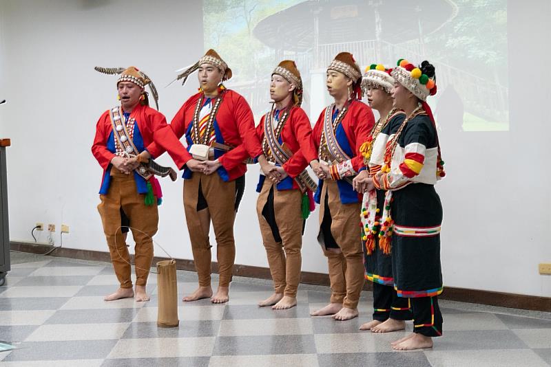 原住民民族學院舞團祈福樂舞。