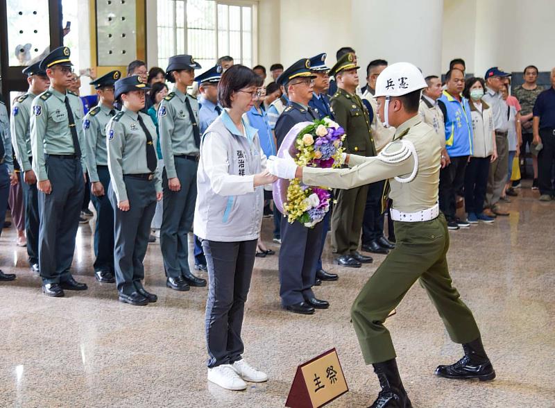 主祭者秘書長張治祥進行獻花儀式