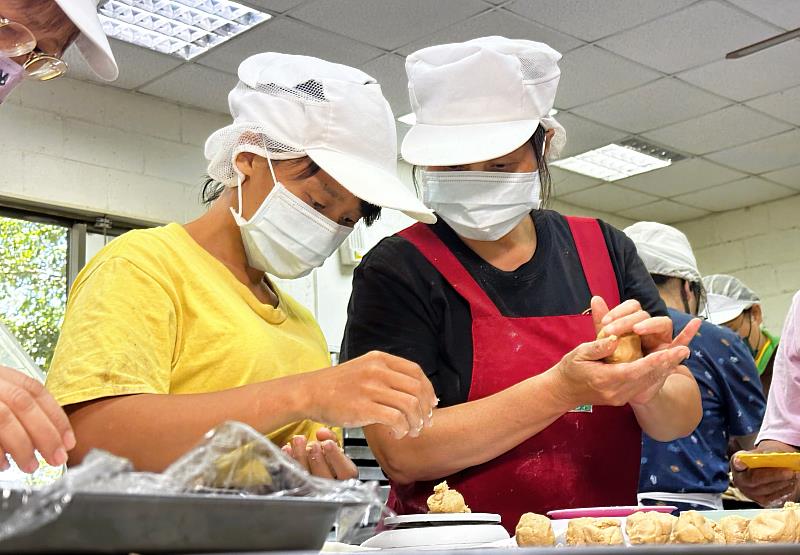 北分署多元就業開發方案-芥菜種會輔導中高齡婦女學習一技之長，手作中秋糕點