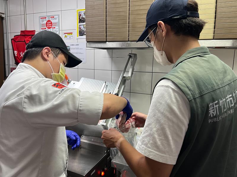 新竹市衛生局啟動中秋應景食品專案稽查,為市民嚴格把關食安。