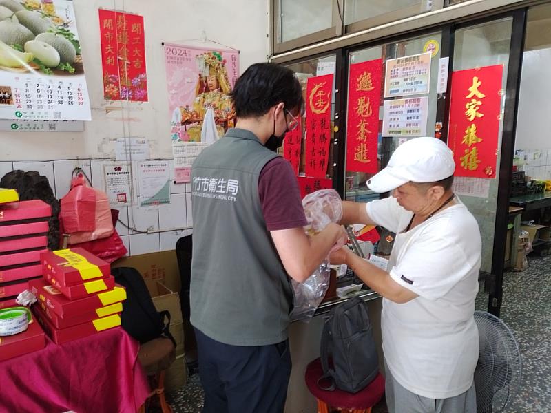 新竹市衛生局啟動中秋應景食品專案稽查,為市民嚴格把關食安。