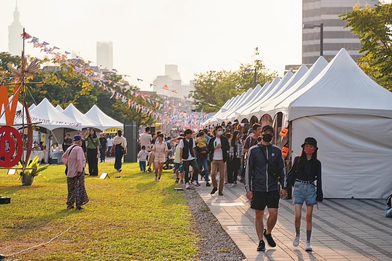 擁有琳琅滿目異國攤商的「地球市集」(Photo Credit：風潮音樂)