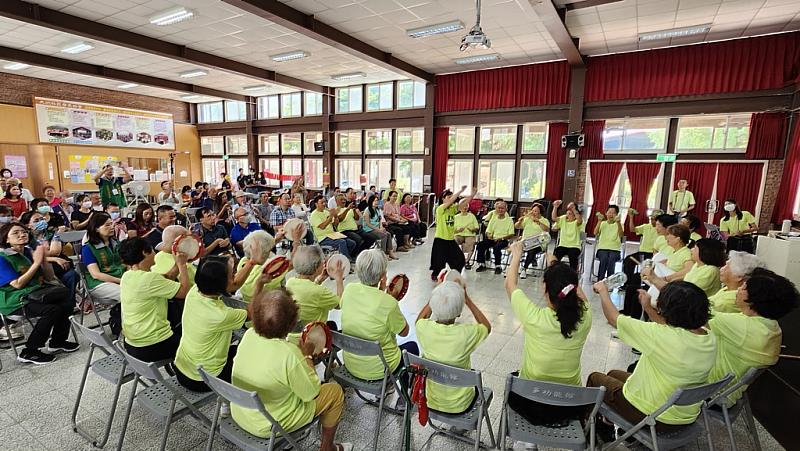 圖說四、社區據點長輩利用可敲打的資源回收物品來表演打擊樂，帶來熱鬧又富創意的精彩表演，為捐贈儀式拉開序幕