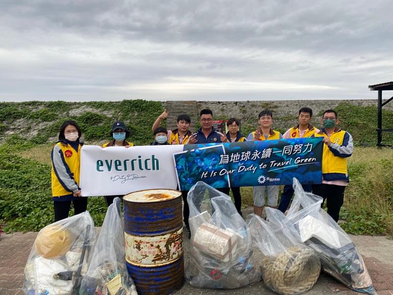 攜手在地業者及學校團體 臺東縣府推動「海灘認養」守護離島海岸