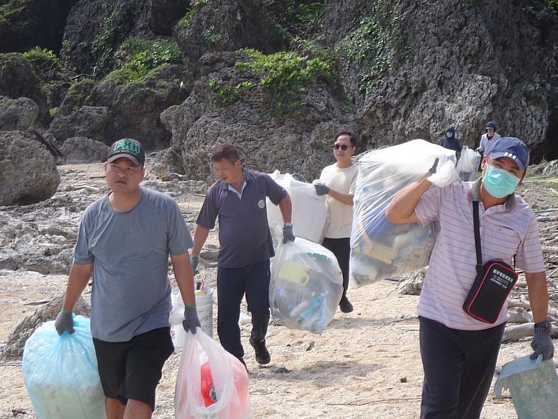 攜手在地業者及學校團體 臺東縣府推動「海灘認養」守護離島海岸