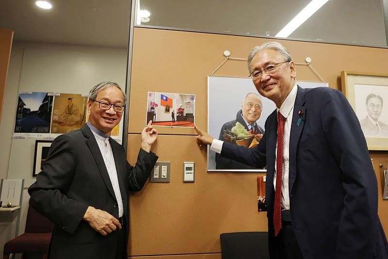 日本國會友臺團體「日華議員懇談會」會長暨眾議員古屋圭司（右）向文化部長李遠介紹其曾於總統府進行黑管演出，時任總統蔡英文亦於台下欣賞。