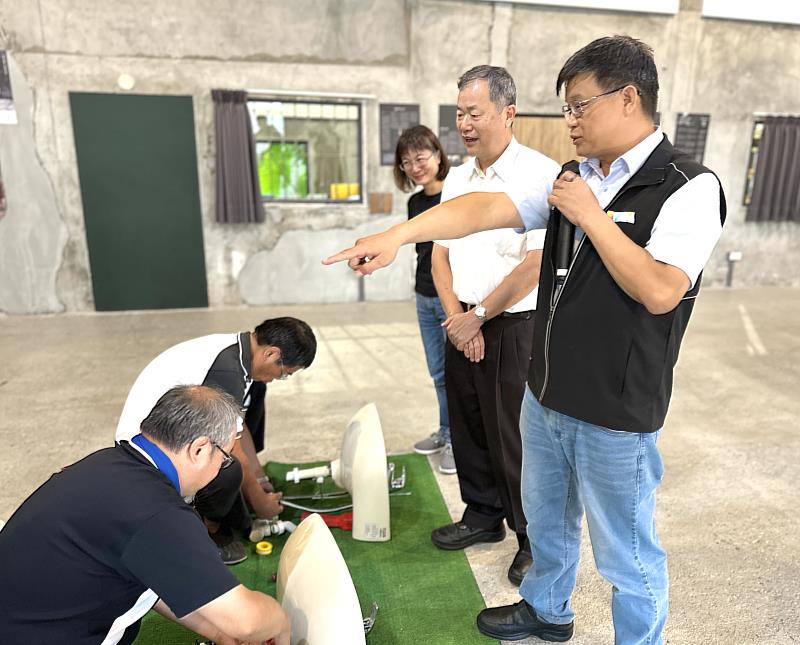 北分署花蓮職業訓練場蕭志村場長(右)，為許傳盛次長(右2)說明，如何按步驟指導學員安裝家用洗臉台